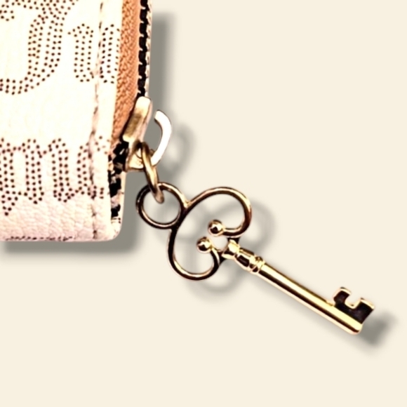 🔐🗝️Juicy Couture Signature Cream and Gold Women's Wallet - Picture 3 of 13